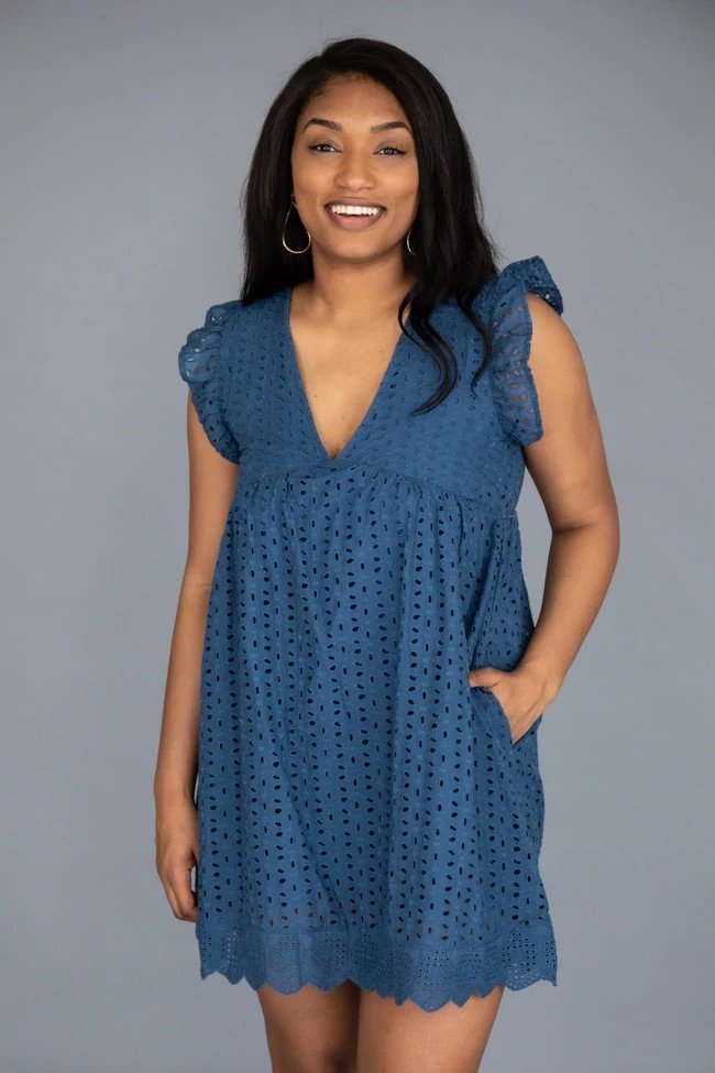Brooke – Fließender Spitzenkleid-Strampler mit integrierten Shorts