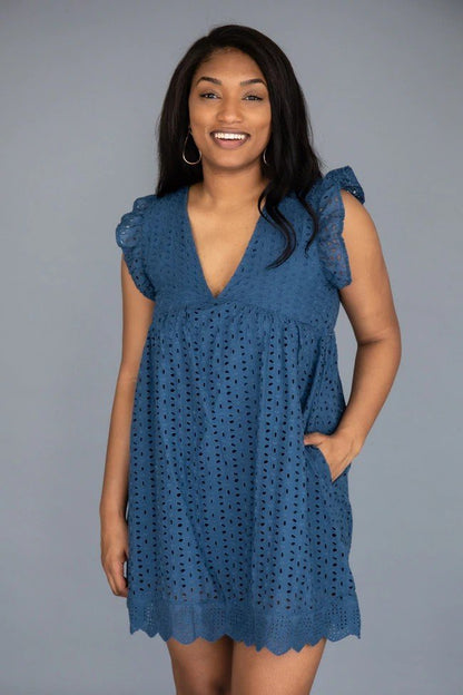 Brooke – Fließender Spitzenkleid-Strampler mit integrierten Shorts