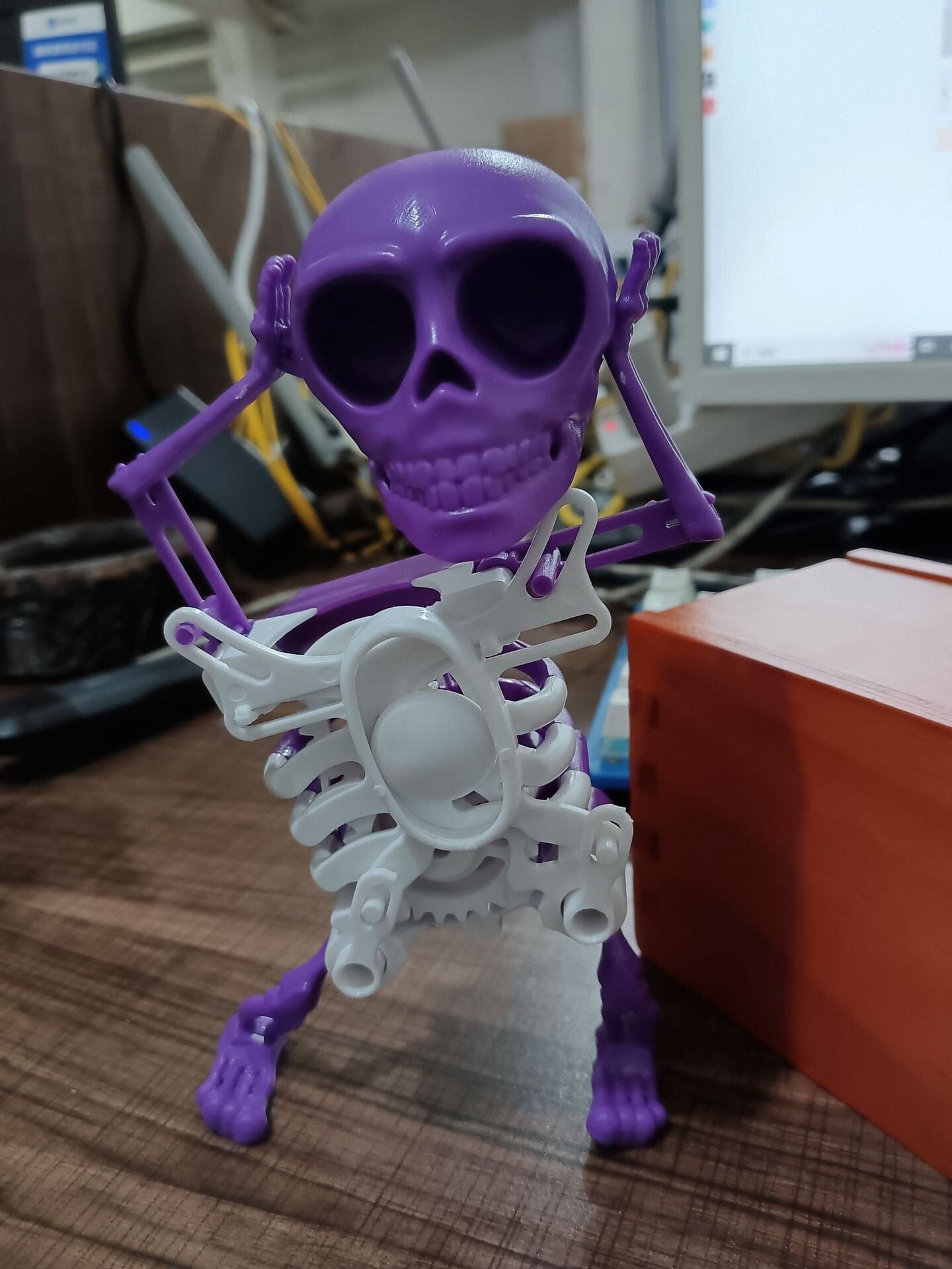 SkullFun – Dancing 3D skull toy with swinging fun design
