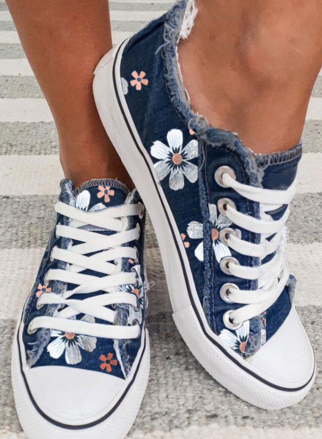 FloraWalk – Canvas-Schnürsneaker mit buntem Blumenmuster