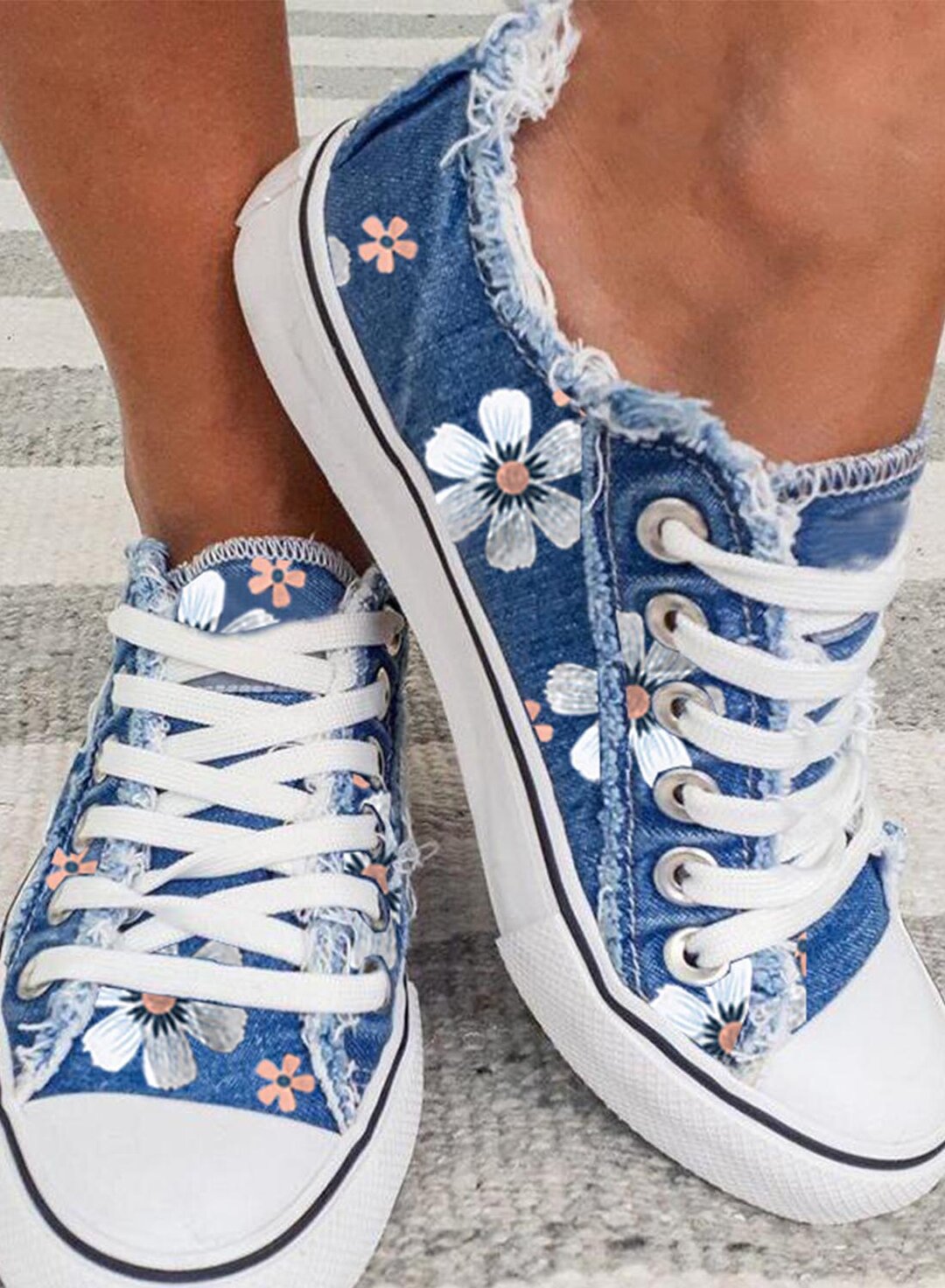 FloraWalk – Canvas-Schnürsneaker mit buntem Blumenmuster