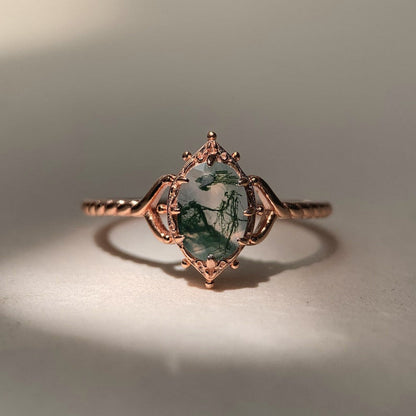 AgateBloom – Vergoldeter Moosachatring mit einzigartigem Steinanhänger