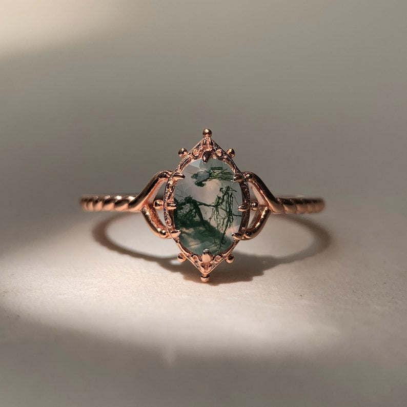 AgateBloom – Vergoldeter Moosachatring mit einzigartigem Steinanhänger