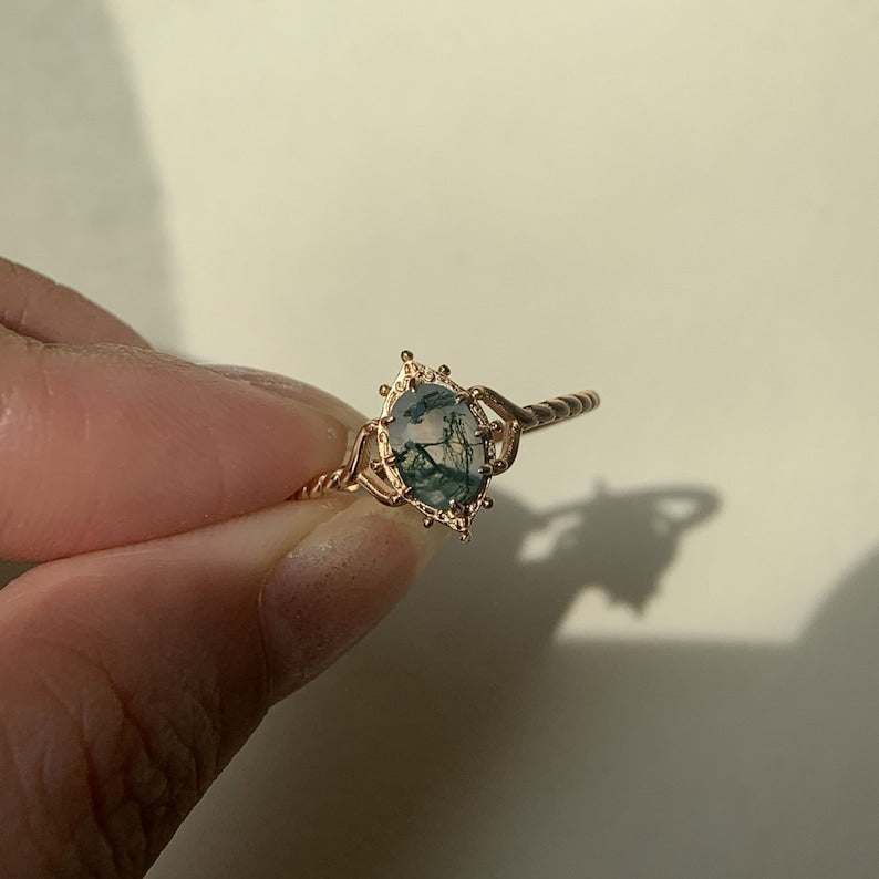 AgateBloom – Vergoldeter Moosachatring mit einzigartigem Steinanhänger