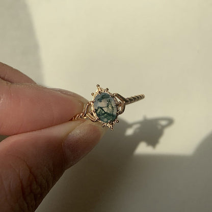 AgateBloom – Vergoldeter Moosachatring mit einzigartigem Steinanhänger