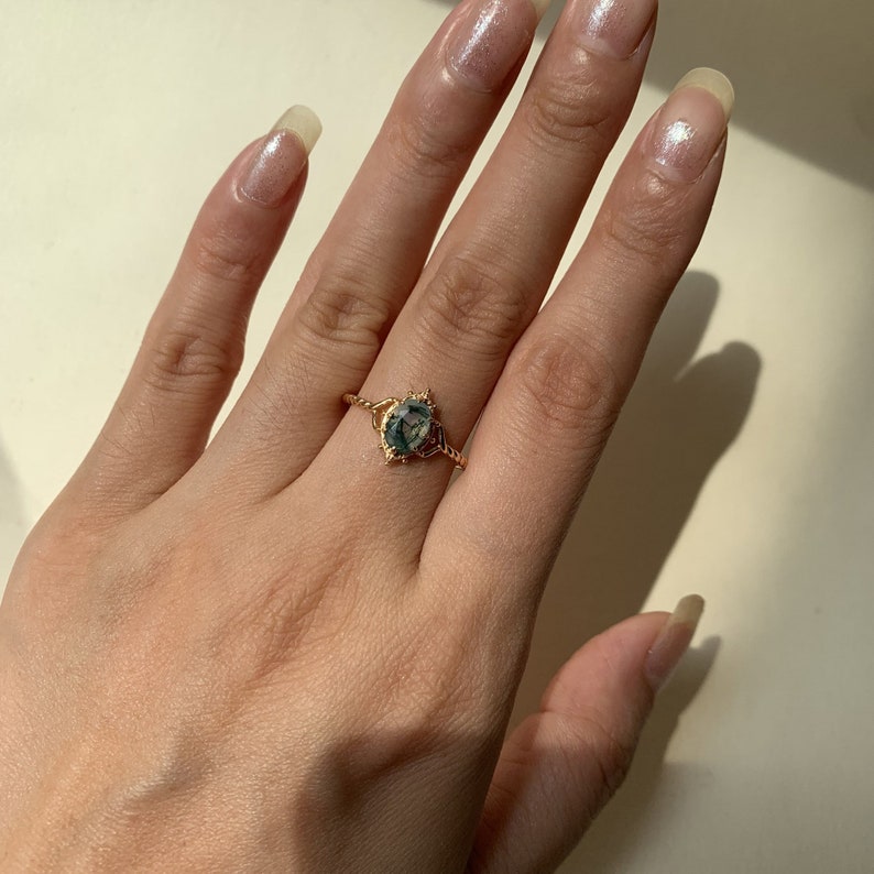 AgateBloom – Vergoldeter Moosachatring mit einzigartigem Steinanhänger