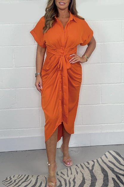 Victoria – Satin-Knopfkleid mit gerafftem V-Ausschnitt vorne