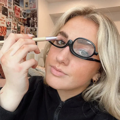 MirrorVue – Schminkbrille mit schwenkbarer Vergrößerungslinse