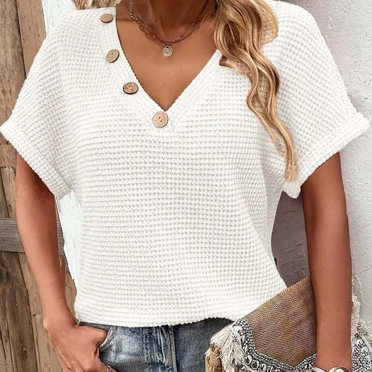 Zoe – Gestrickte V-Ausschnitt-Bluse mit kurzen Ärmeln für Damen Zoe – Gestrickte V-Ausschnitt-Bluse mit kurzen Ärmeln für Damen Zoe – Knitted V-neck blouse with short sleeves for women