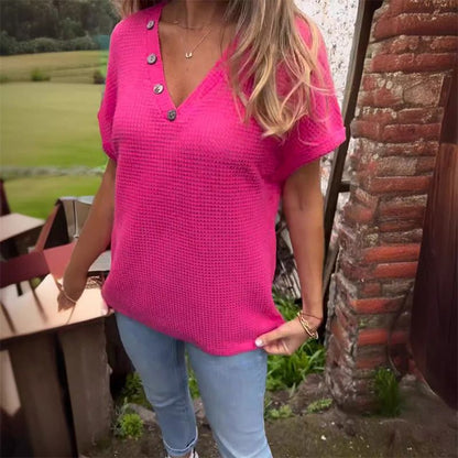 Zoe – Gestrickte V-Ausschnitt-Bluse mit kurzen Ärmeln für Damen Zoe – Gestrickte V-Ausschnitt-Bluse mit kurzen Ärmeln für Damen Zoe – Knitted V-neck blouse with short sleeves for women