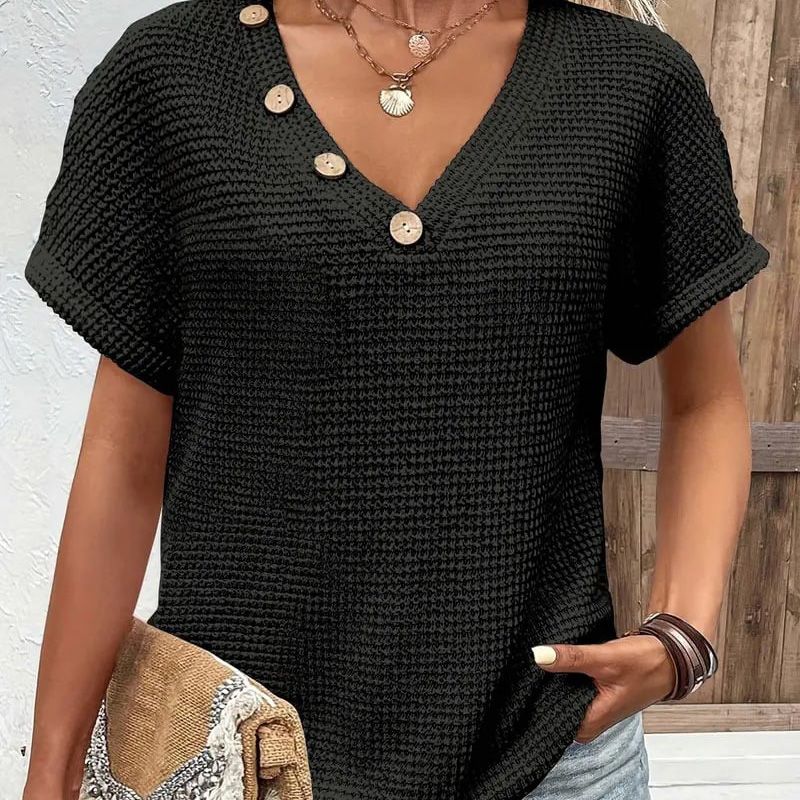 Zoe – Gestrickte V-Ausschnitt-Bluse mit kurzen Ärmeln für Damen Zoe – Gestrickte V-Ausschnitt-Bluse mit kurzen Ärmeln für Damen Zoe – Knitted V-neck blouse with short sleeves for women