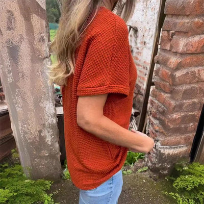 Zoe – Gestrickte V-Ausschnitt-Bluse mit kurzen Ärmeln für Damen Zoe – Gestrickte V-Ausschnitt-Bluse mit kurzen Ärmeln für Damen Zoe – Knitted V-neck blouse with short sleeves for women