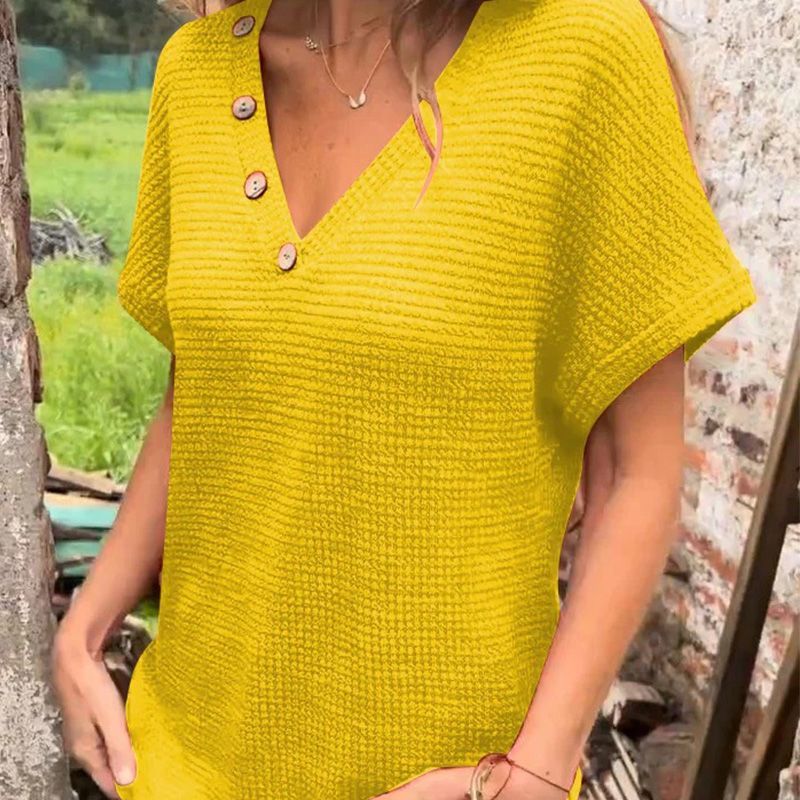 Zoe – Gestrickte V-Ausschnitt-Bluse mit kurzen Ärmeln für Damen Zoe – Gestrickte V-Ausschnitt-Bluse mit kurzen Ärmeln für Damen Zoe – Knitted V-neck blouse with short sleeves for women