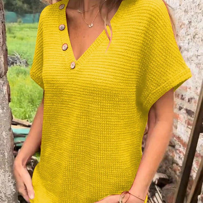 Zoe – Gestrickte V-Ausschnitt-Bluse mit kurzen Ärmeln für Damen Zoe – Gestrickte V-Ausschnitt-Bluse mit kurzen Ärmeln für Damen Zoe – Knitted V-neck blouse with short sleeves for women