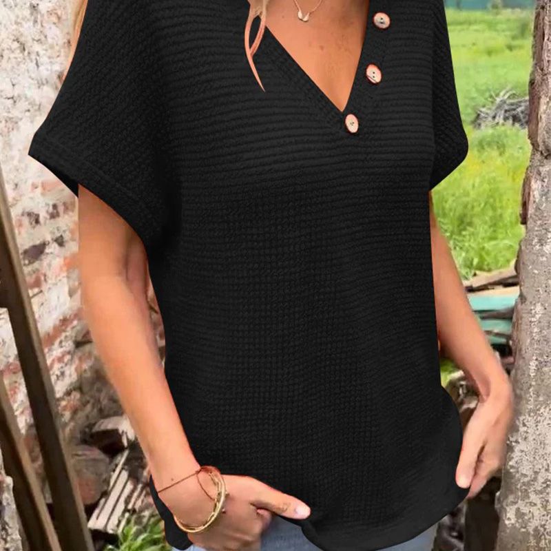 Zoe – Gestrickte V-Ausschnitt-Bluse mit kurzen Ärmeln für Damen Zoe – Gestrickte V-Ausschnitt-Bluse mit kurzen Ärmeln für Damen Zoe – Knitted V-neck blouse with short sleeves for women