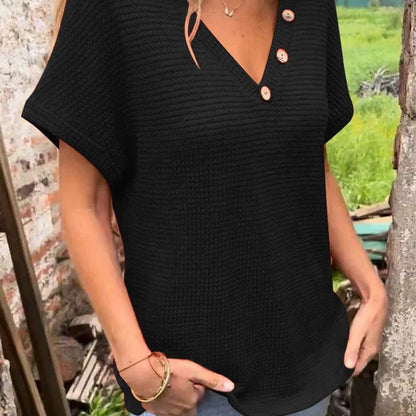 Zoe – Gestrickte V-Ausschnitt-Bluse mit kurzen Ärmeln für Damen Zoe – Gestrickte V-Ausschnitt-Bluse mit kurzen Ärmeln für Damen Zoe – Knitted V-neck blouse with short sleeves for women