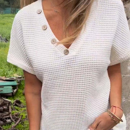 Zoe – Gestrickte V-Ausschnitt-Bluse mit kurzen Ärmeln für Damen Zoe – Gestrickte V-Ausschnitt-Bluse mit kurzen Ärmeln für Damen Zoe – Knitted V-neck blouse with short sleeves for women