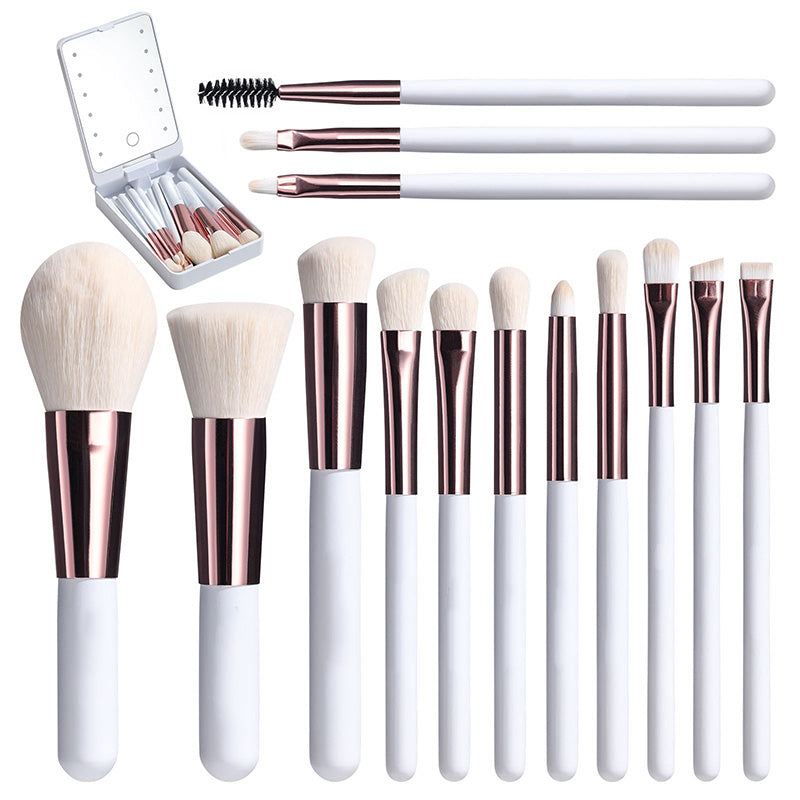 TravelGlow – Kompaktes Reise-Make-up-Set mit LED-Lichtspiegel